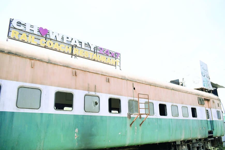 बिजली बकाया में फंसा कोच रेस्टोरेंट, सालभर में उजड़ा, फिर कबाड़ बना ढांचा