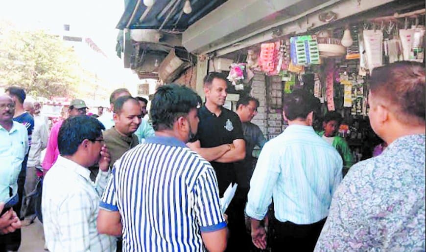 नगर निगम कमिश्नर और एसडीएम सड़क पर उतरे दुकानदारों को दी समझाइश खुद हटा ले