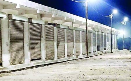 8.30 करोड़ की 87 दुकानें बंद, लापरवाही से प्रोजेक्ट खंडहर बनने की कगार