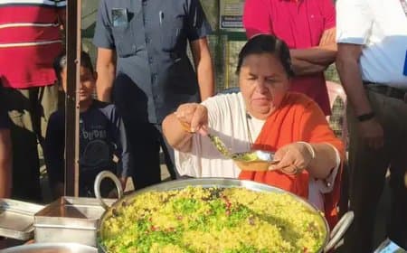 मध्यप्रदेश: पूर्व मुख्यमंत्री उमा ने चौंकाया... टीकमगढ़ में खोली नाश्ते की दुकान