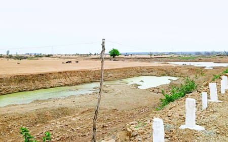 लोक सरोवर योजना में लापरवाही, गड्ढों ने बढ़ाया खतरा, ग्रामीणों में भारी आक्रोश