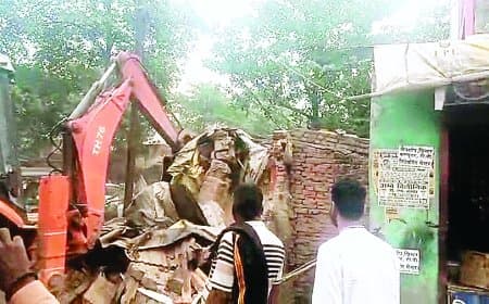 अमहिया मार्ग में उतरी जेसीबी, चार दुकान किए जमींदोज तो मचा हड़कंप, जो शांत बैठे थे दुकानदार वह तोड़फोड़ मचाने लगे