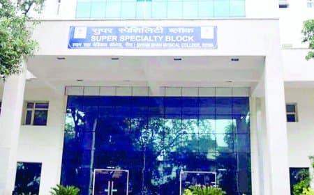 पैसा पूरा लेकिन सुविधाएं अधूरी, मरीजों की जांच हो रही लेकिन फिल्म मोबाइल पर मिल रही