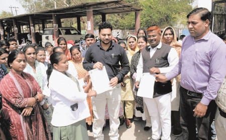 प्रोत्साहन राशि विसंगति पर भड़के सीएचओ, 270 ने कलेक्ट्रेट घेरा और अवकाश लिया