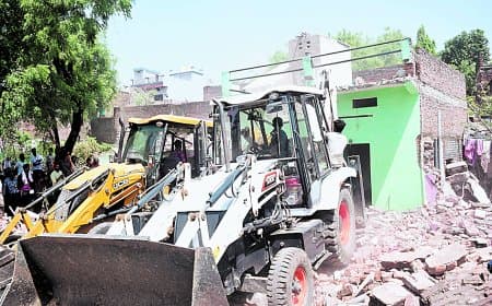 अतिक्रमण हटाने गई टीम पर पथराव, महिला पुलिस से धक्का-मुक्की, सात गिरफ्तार