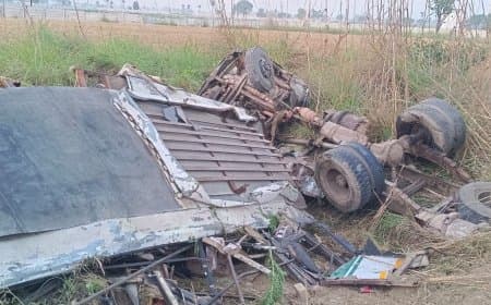 उत्तरप्रदेश: बारात से लौट रही बस और ट्रक की भिड़ंत, छह की मौत, 13 लोग घायल