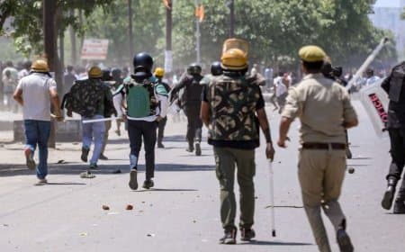 नोएडा में फिर बवाल:  सेक्टर 80 में उपद्रवियों ने पुलिस पर की पत्थरबाजी