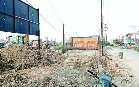 बिना अनुमति 7 मंजिला निर्माण, सरकारी जमीन कब्जे का आरोप, करहिया में खतरा