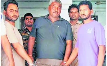 लग्जरी कार में शराब तस्करी पकड़ी, 450 पाव संग दो आरोपी गिरफ्तार