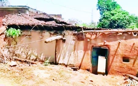 जर्जर खपरैल घर से निकला टॉपर, अभय ने रचा इतिहास बड़ा