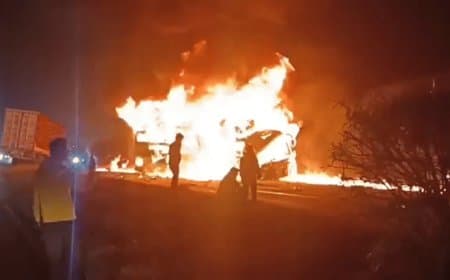 कर्नाटक: बस से भिड़ंत, कार में लगी आग, जिंदा जल गए छह लोग