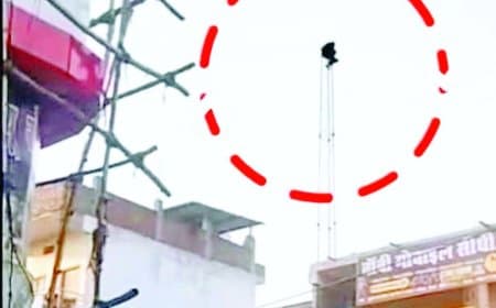 पत्नी को बुलाने टावर चढ़ा युवक, घंटों चला हाईवोल्टेज ड्रामा सीधी