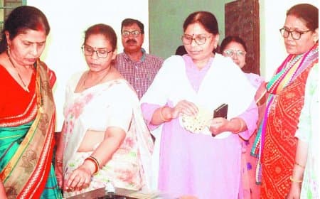 जनगणना प्रशिक्षण में बदबूदार खाना परोसा, शिक्षकों ने थालियां फेंकी नाराजगी जताई