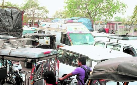 स्टेशन रोड जाम में थमे पहिए, एम्बुलेंस फंसी, यात्रियों ने दौड़कर पकड़ी ट्रेन