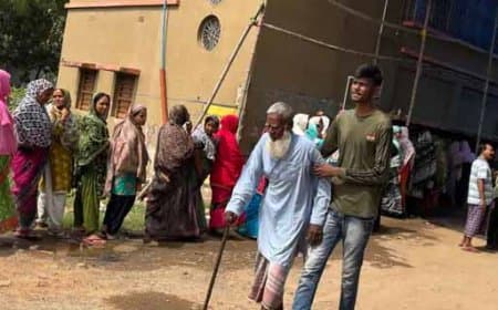 पश्चिम बंगाल में हिंसा: वोटिंग के दौरान मुर्शिदाबाद में फेंके गए देसी बम, कई मतदाता घायल