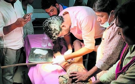 सरिया पर गिरा मासूम अमन, त्वरित ऑपरेशन से बची उसकी जान