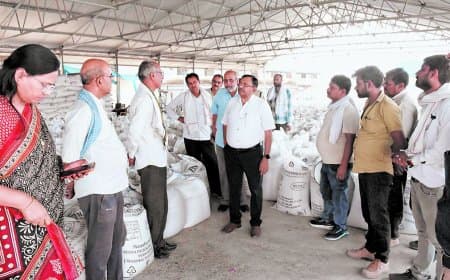 व्यवस्था में कमी पर कमिश्नर नाराज, खैरा केंद्र प्रबंधक को नोटिस जारी होगा