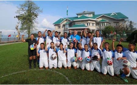 सिक्किम: पीएम का दिखा अनोखा अंदाज... जब गंगटोक में युवाओं संग खेली फुटबॉल.. लगाए दना-दन गोल पर गोल