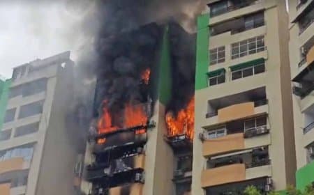 उत्तरप्रदेश में हड़कंप: गाजियाबाद में 15 मंजिला बिल्डिंग में आग... छह फ्लोर खाक, घर छोड़कर भागे रहवासी