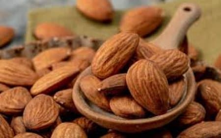 खाली पेट भीगे बादाम खाने के 5 जबरदस्त फायदे: सेहत और ऊर्जा का पावरहाउस