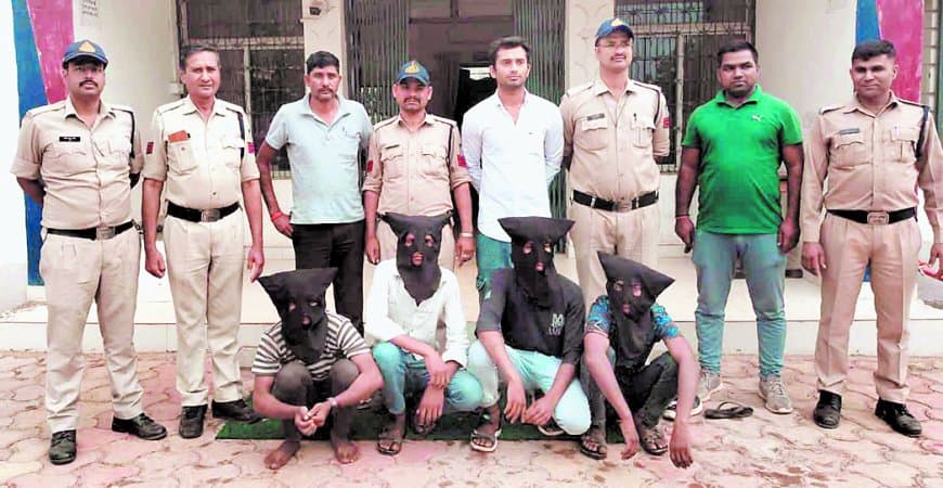 हनुमना चोरी कांड का खुलासा, पांच आरोपी गिरफ्तार, जेवर नकदी बरामद कर जेल भेजे