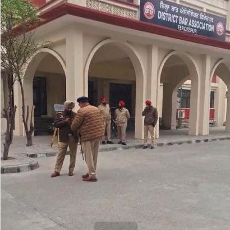 सोमवार को कोर्ट परिसर को खाली करवा लिया गया है।