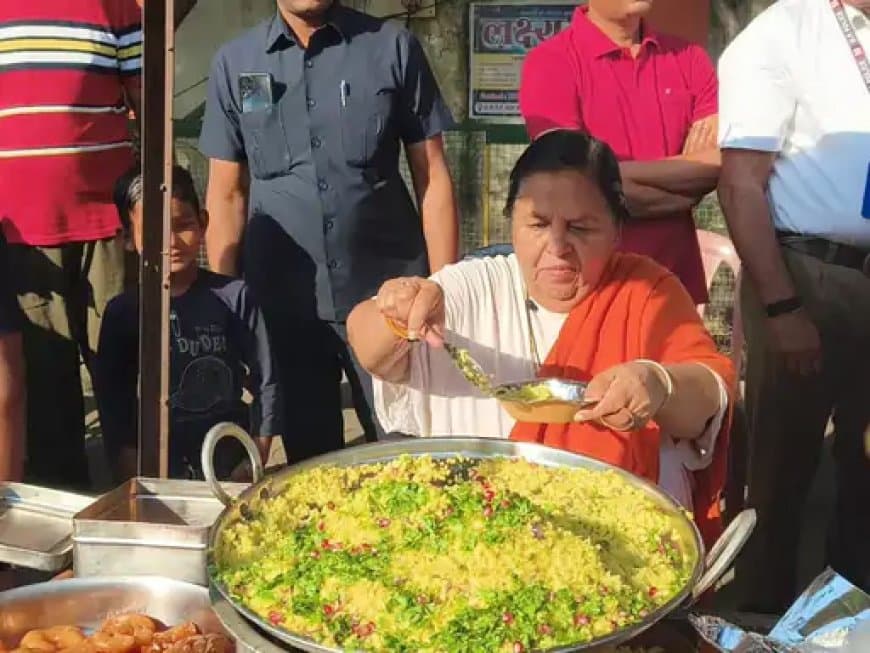 सड़क किनारे हाथठेला लगाकर पोहा-जलेबी बेची।