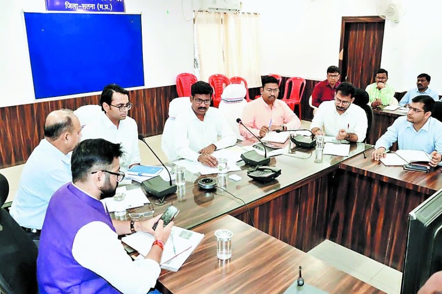 सीएम हेल्पलाइन में लापरवाही पर कलेक्टर सख्त, अधिकारियों को शो कॉज नोटिस