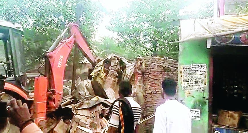 अमहिया मार्ग में उतरी जेसीबी, चार दुकान किए जमींदोज तो मचा हड़कंप, जो शांत बैठे थे दुकानदार वह तोड़फोड़ मचाने लगे