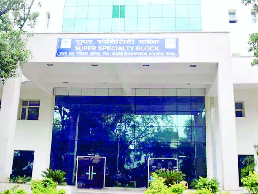 पैसा पूरा लेकिन सुविधाएं अधूरी, मरीजों की जांच हो रही लेकिन फिल्म मोबाइल पर मिल रही