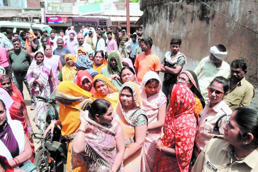 विरोध के बाद नई बस्ती की अवैध शराब दुकान पर प्रशासन की कार्रवाई