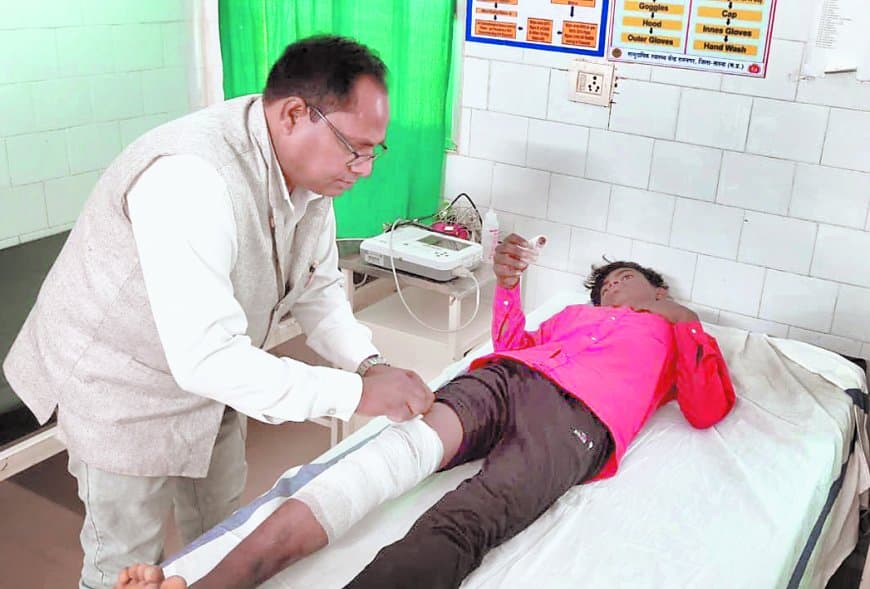 मगरमच्छ के जबड़े में फंसा पैर, 20 मिनट तक मौत से जूझता रहा अजय