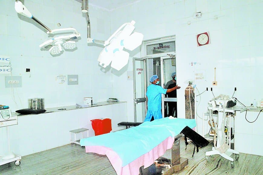 सिलेंडर खत्म होने पर उधार के सिलेंडर से हुई सर्जरी, जिला अस्पताल की व्यवस्था फिर सवालों में