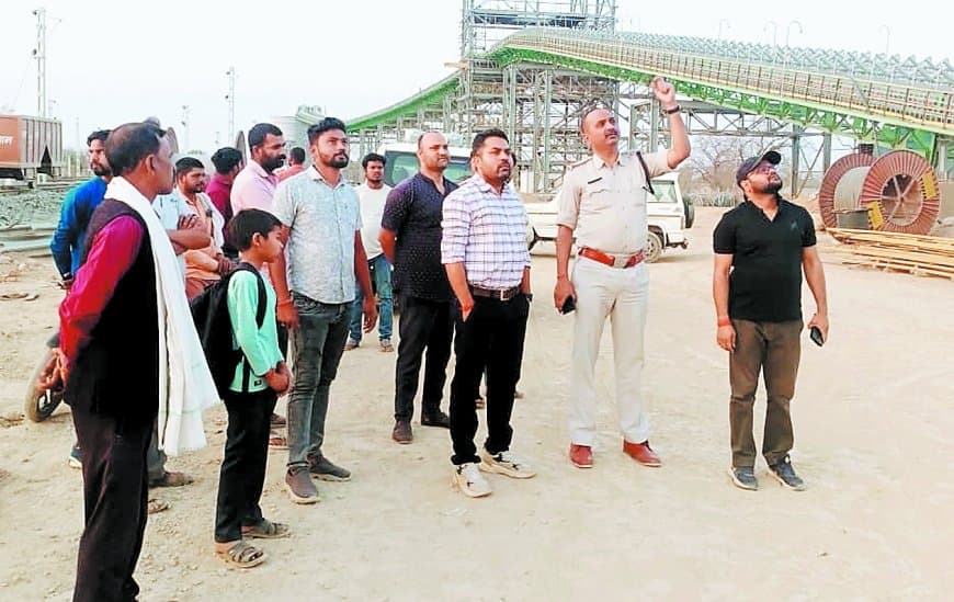 कन्वेयर बेल्ट टूटने से श्रमिक की मौत, आक्रोशित मजदूरों ने कंपनी में हंगामा किया