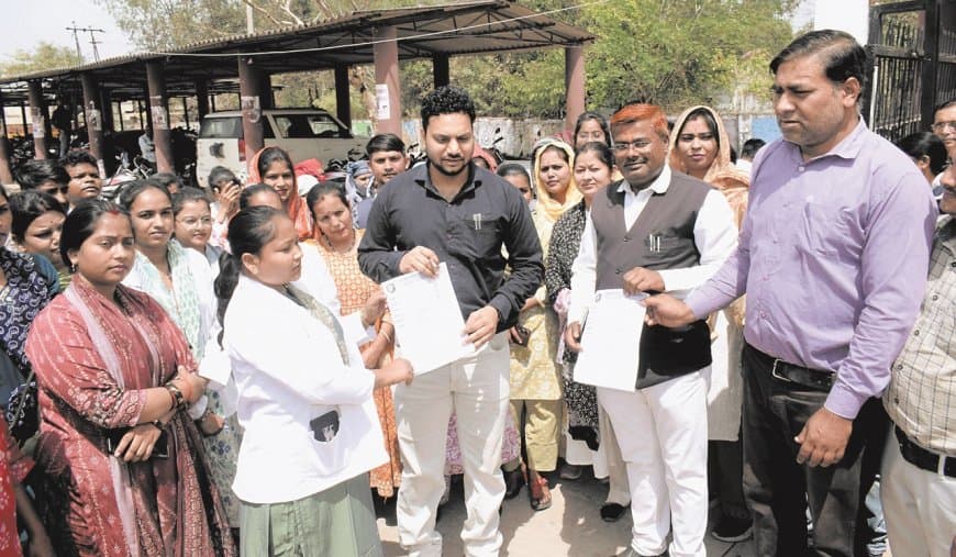 प्रोत्साहन राशि विसंगति पर भड़के सीएचओ, 270 ने कलेक्ट्रेट घेरा और अवकाश लिया