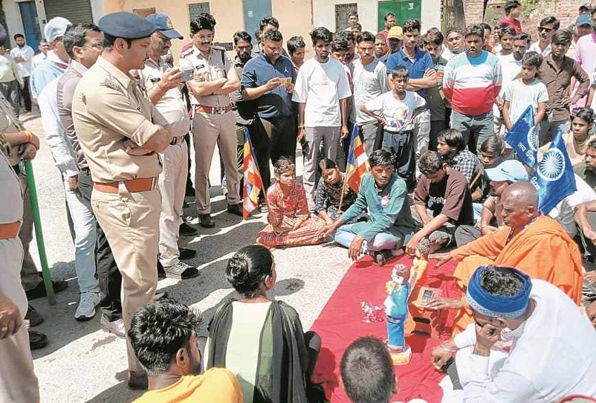 असामाजिक तत्वों ने डॉ. अम्बेडकर की प्रतिमा खंडित कर पोती कालिख