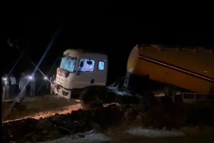 मध्यप्रदेश: जबलपुर-अमरकंटक हाईवे पर कंटेनर ने छह लोगों को कुचला मध्यप्रदेश: जबलपुर-अमरकंटक हाईवे पर कंटेनर ने छह लोगों को कुचला