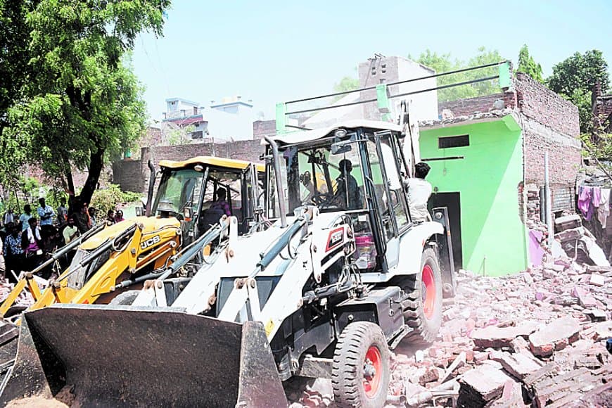 अतिक्रमण हटाने गई टीम पर पथराव, महिला पुलिस से धक्का-मुक्की, सात गिरफ्तार