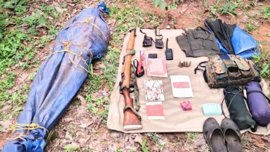 शव के साथ एक पिस्टल हथियार, गोला-बारूद तथा अन्य सामग्री बरामद की गई है।