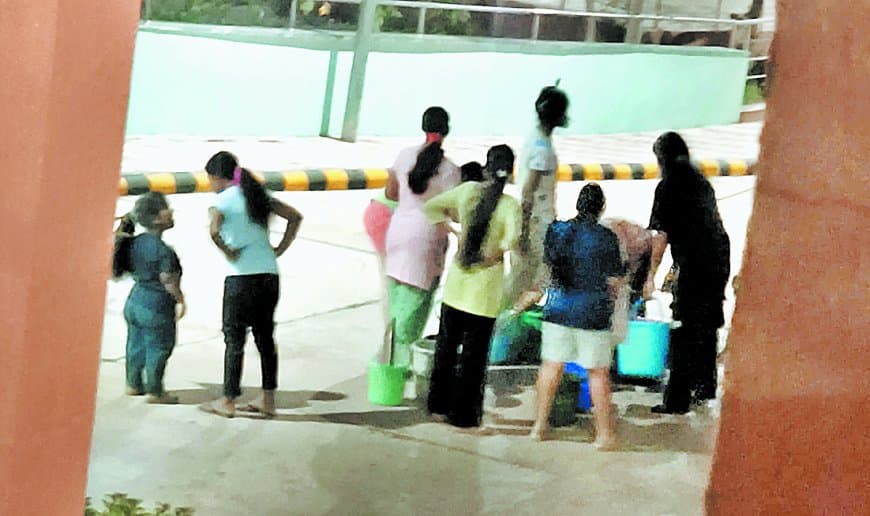 सतना मेडिकल कॉलेज परिसर में पाइपलाइन फटने से पानी संकट, 650 लोग भी प्रभावित