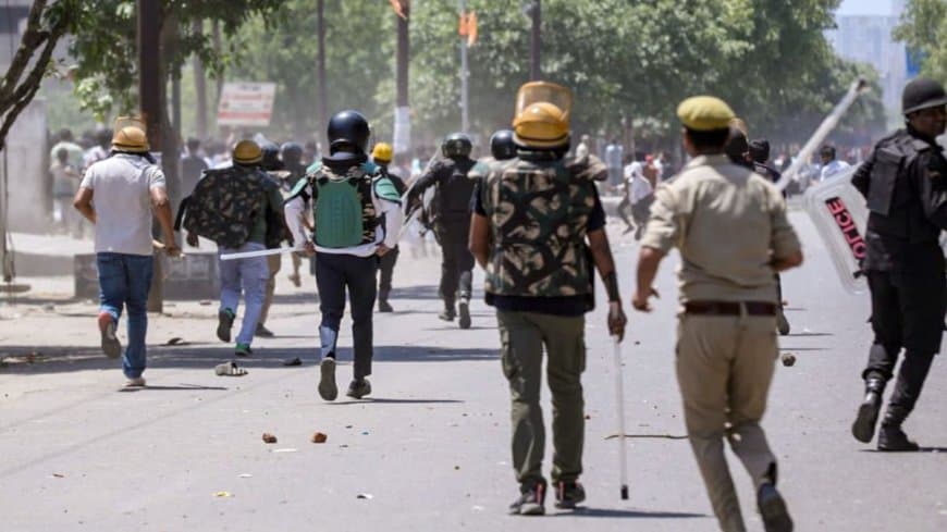 सेक्टर 80 में भी मजदूरों ने प्रदर्शन किया और कुछ मजदूरों ने पुलिस पर पत्थरबाजी भी की है।