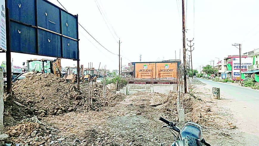 बिना अनुमति 7 मंजिला निर्माण, सरकारी जमीन कब्जे का आरोप, करहिया में खतरा