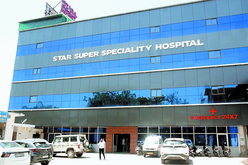 चिकित्सकीय लापरवाही से युवक मौत पर बवाल, शव रख हाईवे जाम कर प्रदर्शन