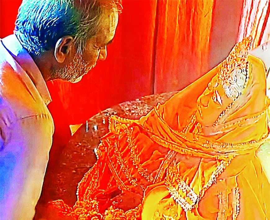 मंदिर में चोरी से पहले चरण स्पर्श, फिर चुरा ले गया भगवान का मुकुट