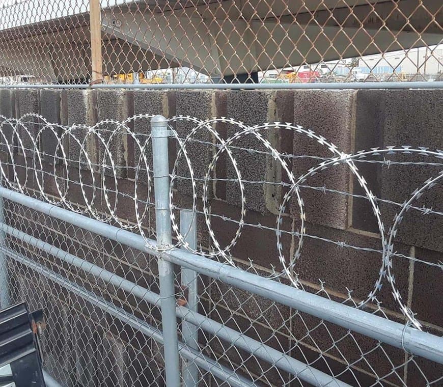 आतंक पर लगाम: भारत-पाकिस्तान सीमा पर सरकार करा रही स्मार्ट फेंसिंग अंतरराष्ट्रीय सीमा पर स्मार्ट फेंसिग कंटीली तार लगाई जा रही है।