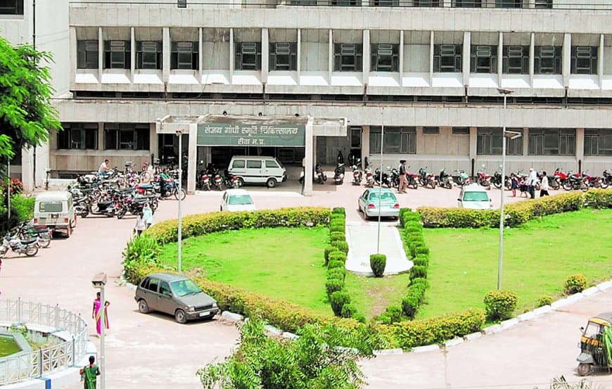 एक्सपायरी अग्निशामक यंत्रों पर स्टीकर, अस्पताल सुरक्षा पर उठे गंभीर सवाल