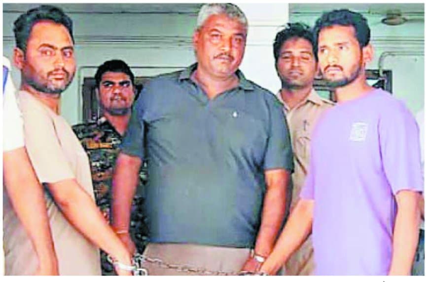 लग्जरी कार में शराब तस्करी पकड़ी, 450 पाव संग दो आरोपी गिरफ्तार