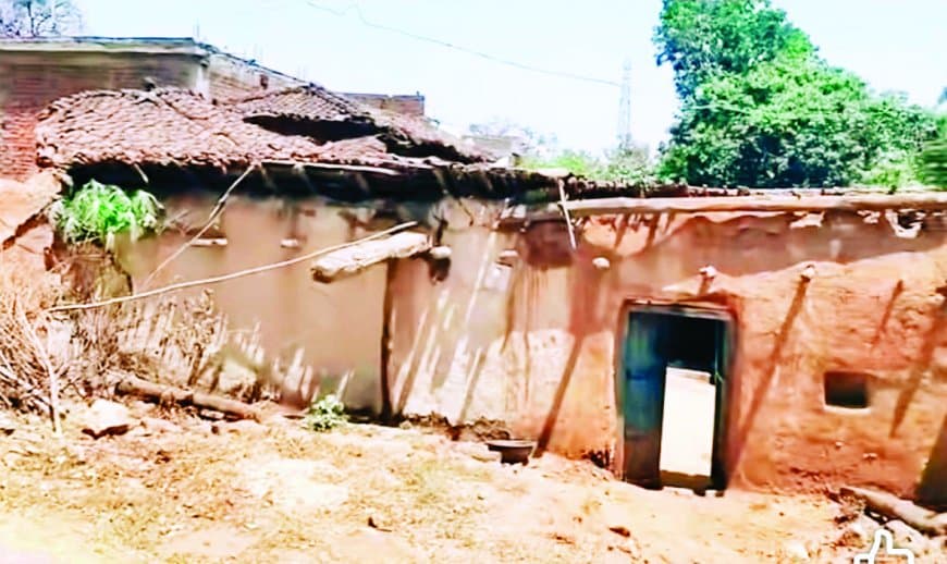 जर्जर खपरैल घर से निकला टॉपर, अभय ने रचा इतिहास बड़ा