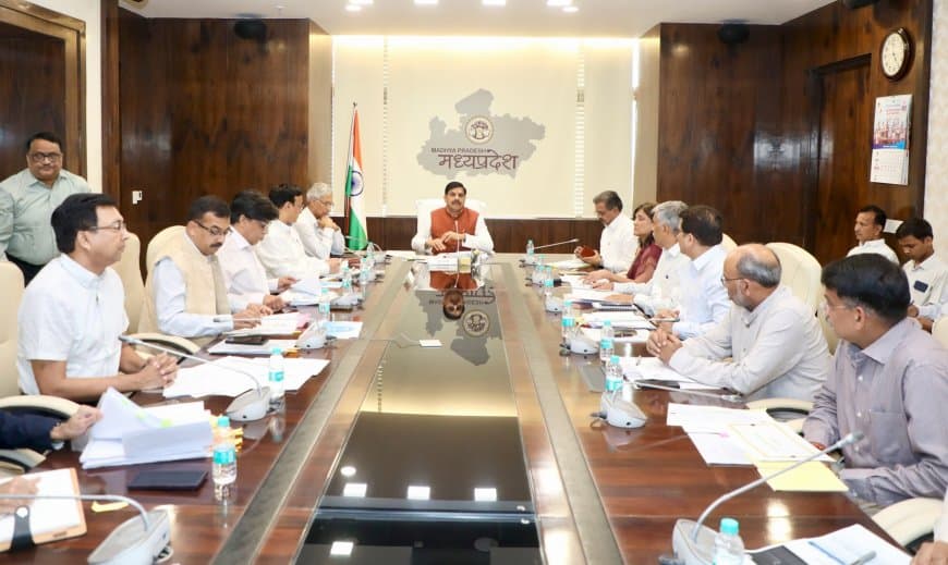 संचालित विभिन्न गतिविधियों की सभी कलेक्टर्स के साथ वीडियो कॉन्फ्रेंसिंग कर समीक्षा की।