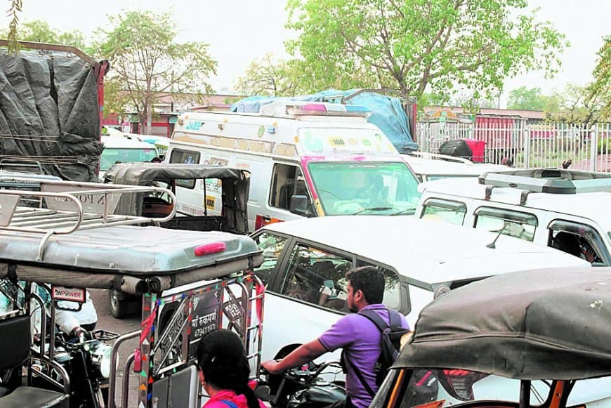 स्टेशन रोड जाम में थमे पहिए, एम्बुलेंस फंसी, यात्रियों ने दौड़कर पकड़ी ट्रेन